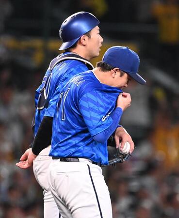 　６回、森下に先制中前適時打を許した東（手前）