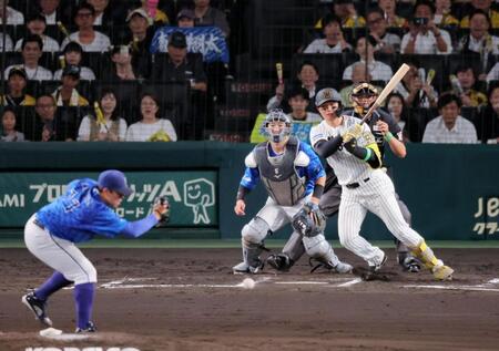 　６回、中前へ先制打を放つ森下。投手・東