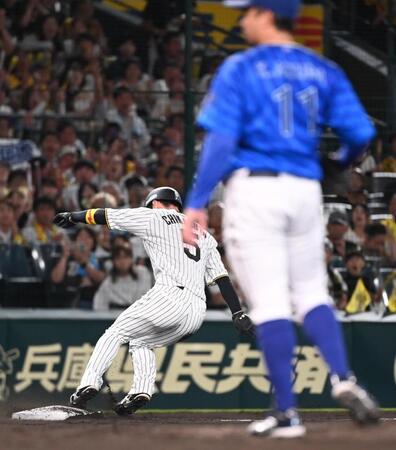 ６回裏１死二塁、打者森下のときに三盗を決める近本。右はＤｅＮＡ先発の東　※※　＝甲子園球場