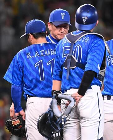 　６回、小野寺に右前適時打を打たれた東（左）は三浦監督（中）に降板を命じられる