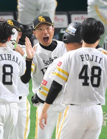 　サヨナラ打を放った山川を迎える小久保監督（撮影・伊藤笙子）