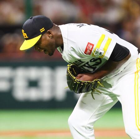 　５回、郡司を三ゴロに仕留め、雄たけびを上げるモイネロ（撮影・中島達哉）