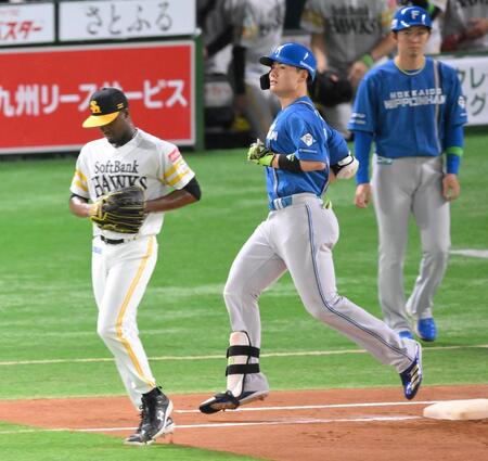 　１回、モイネロ（左）の前に一ゴロに倒れた清宮幸（撮影・伊藤笙子）