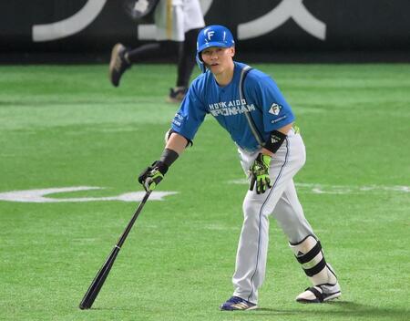 　８回、遊直に倒れた際、足を気にする清宮幸（撮影・伊藤笙子）