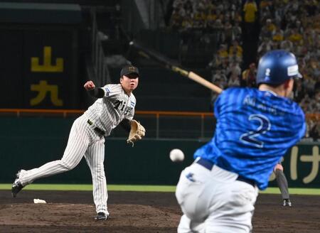 　５回、牧を三ゴロに斬る村上（撮影・飯室逸平）