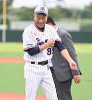 　ユニホーム姿で笑顔を見せる池山新監督（撮影・開出牧）