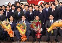 　記念撮影する（左から）小林、坂本、長野、大城ら巨人選手ら（撮影・西岡正）