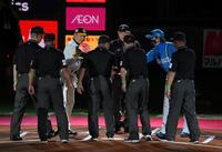 　メンバー表交換を終え、審判団と円陣を組む小久保監督（左から３人目）と新庄監督（右から２人目）＝撮影・伊藤笙子