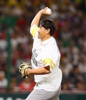 　始球式を務める内川聖一氏（撮影・中島達哉）