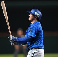 　２回、送りバントを失敗し、悔しがる東（撮影・飯室逸平）