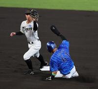 　１回、熊谷は村上の送球を捕球し、蝦名を封殺する（撮影・山口登）