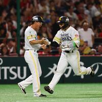 　７回、先制ソロを放ち、ダイヤモンドを回る野村（右）＝撮影・中島達哉