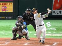 　７回、左中間へ先制ソロを放つ野村（撮影・伊藤笙子）