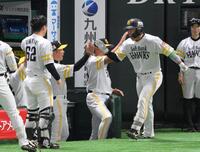 　７回、左中間へ先制ソロを放ち、小久保監督（中央左）に迎えられる野村（撮影・伊藤笙子）