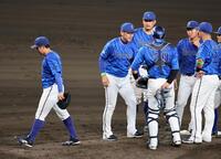 　６回、降板する東（撮影・山口登）