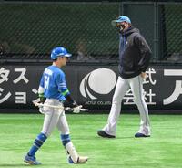 　９回、奈良間（左）が空振り三振に倒れ、首をかしげながら選手交代に向かう新庄監督（撮影・伊藤笙子）