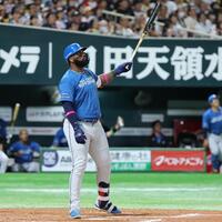 　８回、レイエスが右中間に同点ソロを放つ