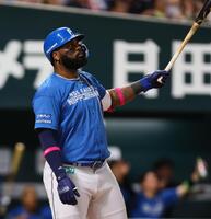 　８回、同点ソロを放ち、打球を見つめるレイエス（撮影・中島達哉）