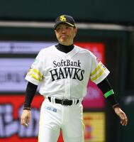 　８回、選手交代を告げる小久保監督（撮影・中島達哉）