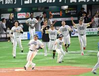 　１０回、左前へサヨナラ適時打を放ち、笑顔を見せる山川（左手前）＝撮影・伊藤笙子