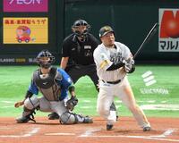 　１０回、左前へサヨナラ適時打を放つ山川（撮影・伊藤笙子）