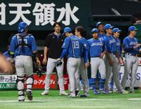 　１０回、山川にサヨナラ打を許し、ベンチに下がる玉井（中央）を迎える日本ハムナイン（撮影・中島達哉）