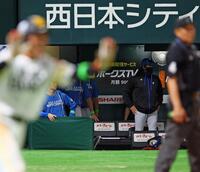 　１０回、山川にサヨナラ打を許し、呆然と打球を見つめる新庄監督（右）＝撮影・中島達哉