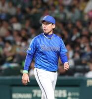 　８回の攻撃を終え、選手交代を告げた三浦監督はベンチに戻る（撮影・北村雅宏）