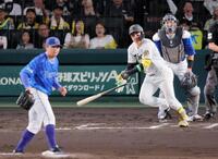 　６回、中前へ先制打を放つ森下。投手・東