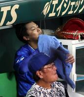 　６回、降板しベンチに戻る東（撮影・山口登）