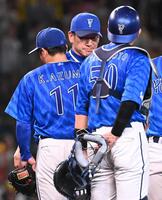 　６回、小野寺に右前適時打を打たれた東（左）は三浦監督（中）に降板を命じられる