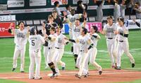 　１０回、山川（５）のサヨナラ打に沸くソフトバンクナイン（撮影・伊藤笙子）