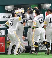 　７回、左中間へ先制ソロを放ち、笑顔を見せる野村（中央）＝撮影・伊藤笙子