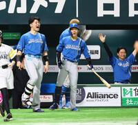 　８回、レイエスが同点ソロを放ち、わきあがる清宮幸（左）ら日本ハムナイン（撮影・中島達哉）