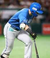 　８回、遊直を放った後、足をひきずる清宮幸（撮影・中島達哉）