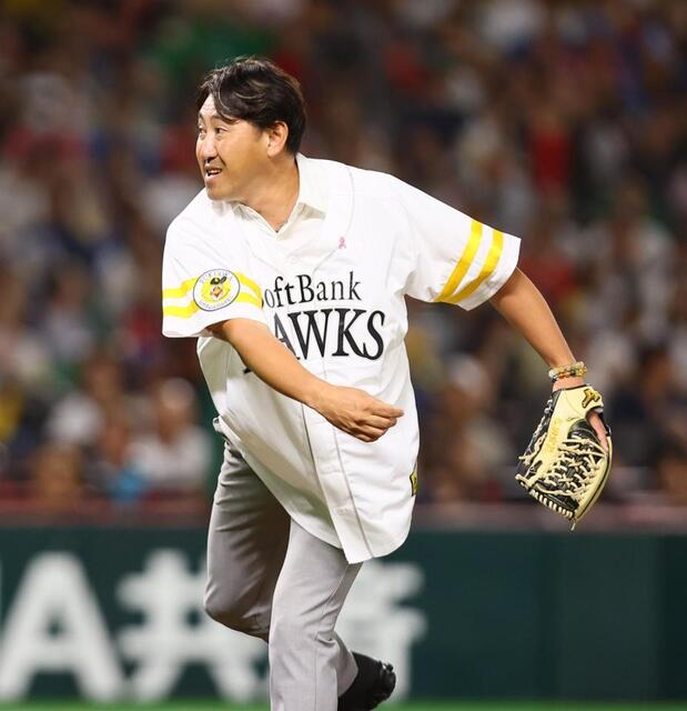 内川聖一氏が始球式で日本ハム・万波の胸元へ 「ごめん」と苦笑い