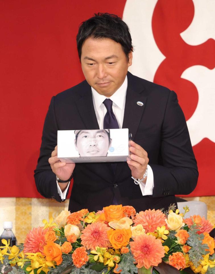 　ティッシュを持参して登壇（撮影・西岡正）