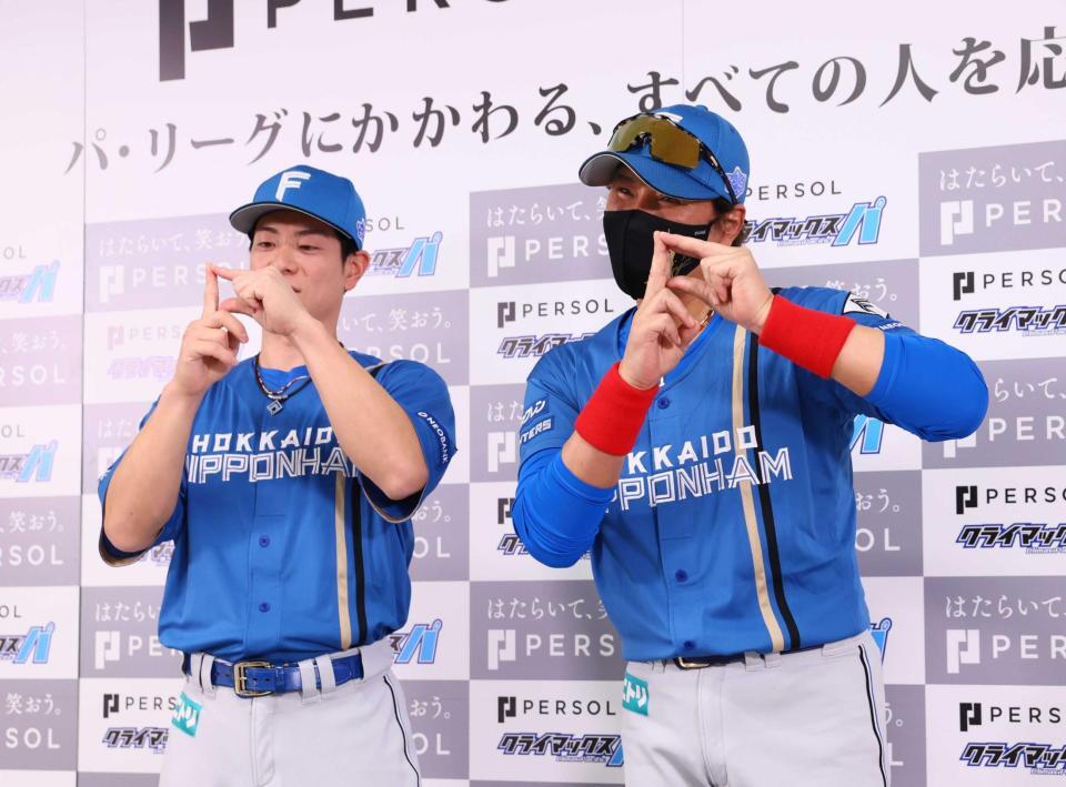 　第１部のフォトセッションでソフトバンク・小久保監督と柳町の「ＰＳ（ピース）！」のポーズをまねる新庄監督（右）と松本剛（撮影・中島達哉）