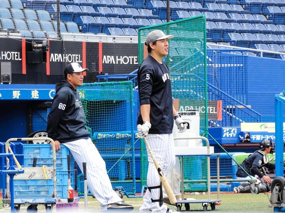 　秋季練習で打ち込んだ安田（右）とサブロー監督