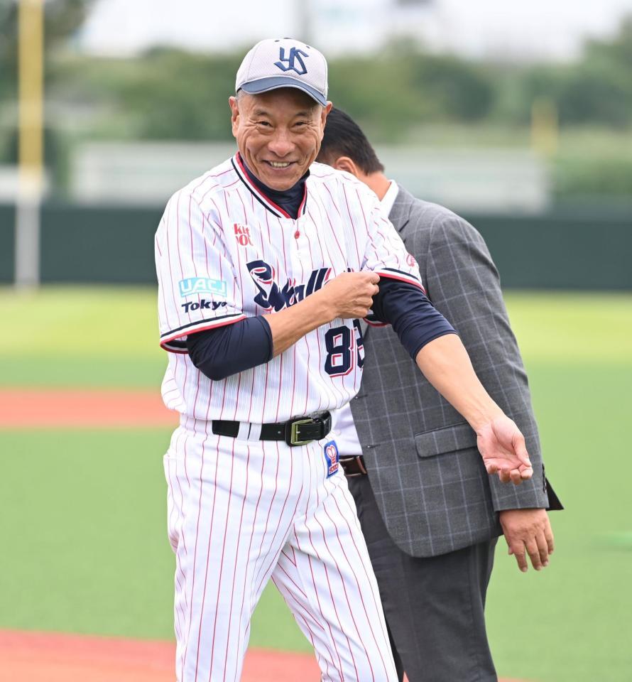 　ユニホーム姿で笑顔を見せる池山新監督（撮影・開出牧）