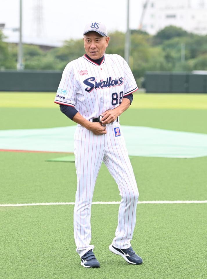 　ユニホーム姿でさっそうと登場した池山新監督（撮影・開出牧）