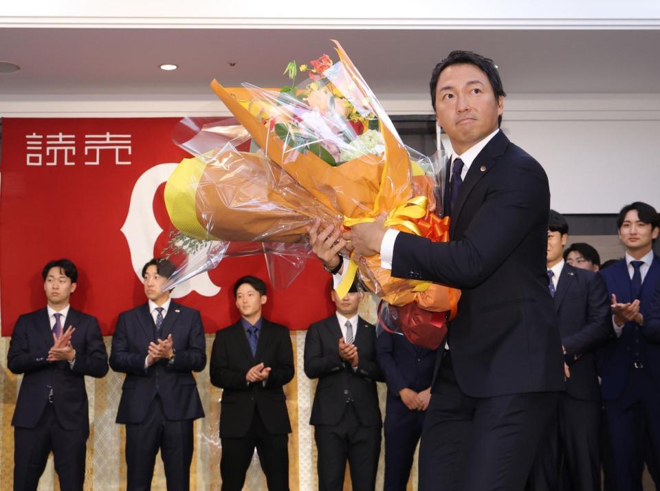　駆けつけた選手らからの花束を持つ長野＝１４日