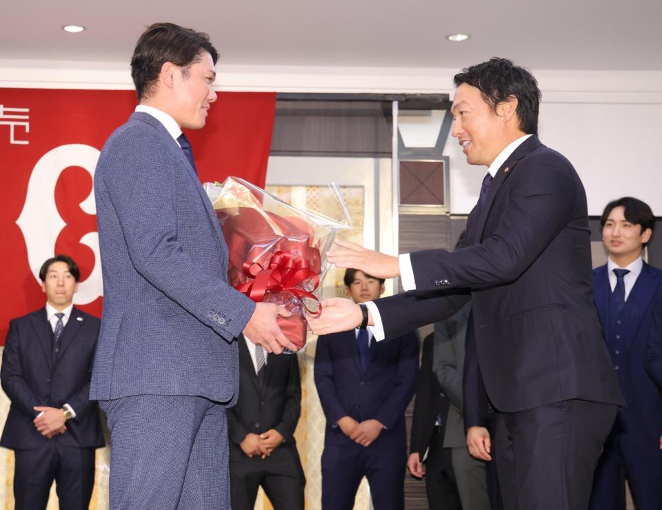 　坂本（左）から花束を受け取る長野（撮影・西岡正）