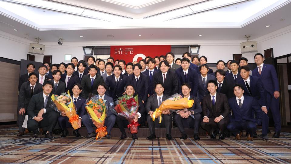 　駆けつけた選手、コーチ、スタッフらと記念撮影する長野（前列中央）＝撮影・西岡正