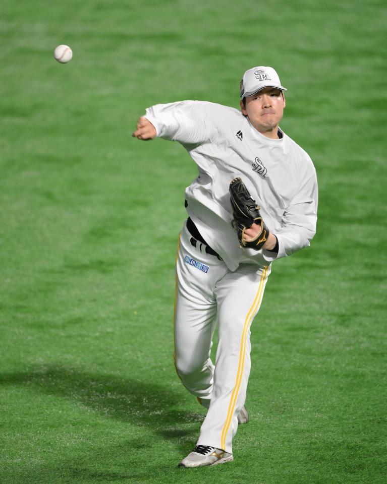 　キャッチボールをする有原（撮影・伊藤笙子）