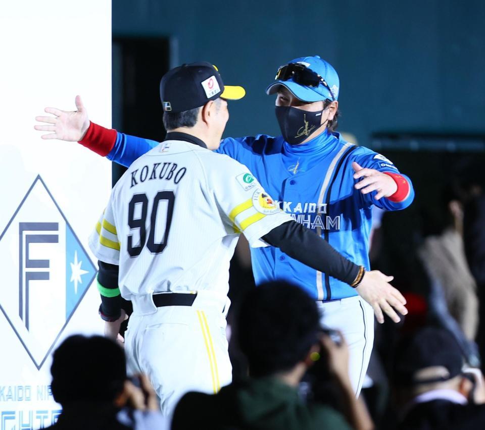 　試合前セレモニーの監督紹介で小久保監督（左）と抱き合う新庄監督（撮影・中島達哉）