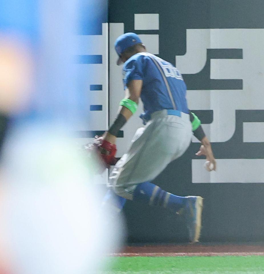 　２回、山川の中飛を失策する万波