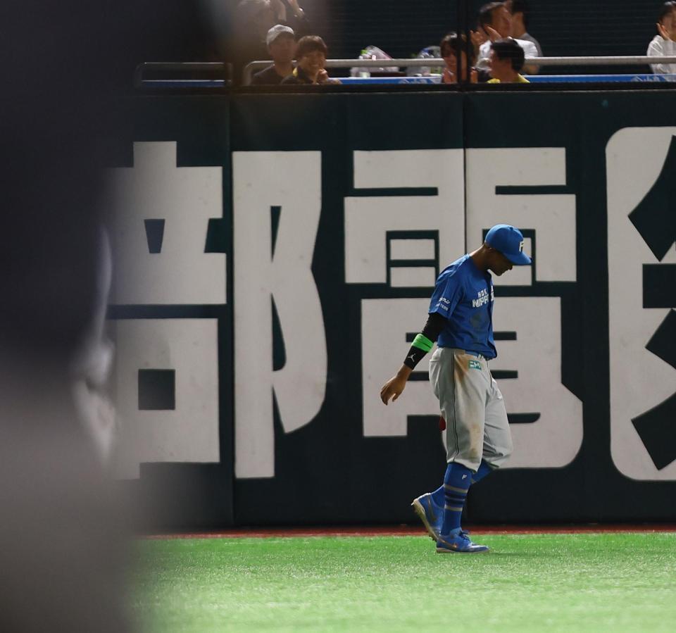 　２回、山川の打球を落球し、肩を落とす万波（撮影・中島達哉）