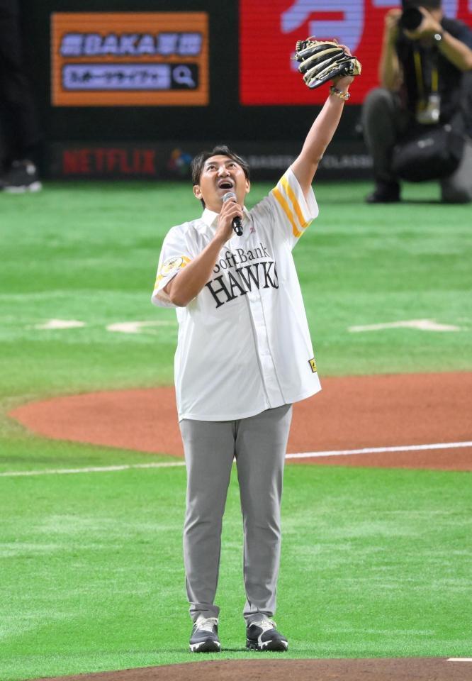 　始球式を終え、「しまっていこー！」と声出しをする内川聖一氏（撮影・伊藤笙子）