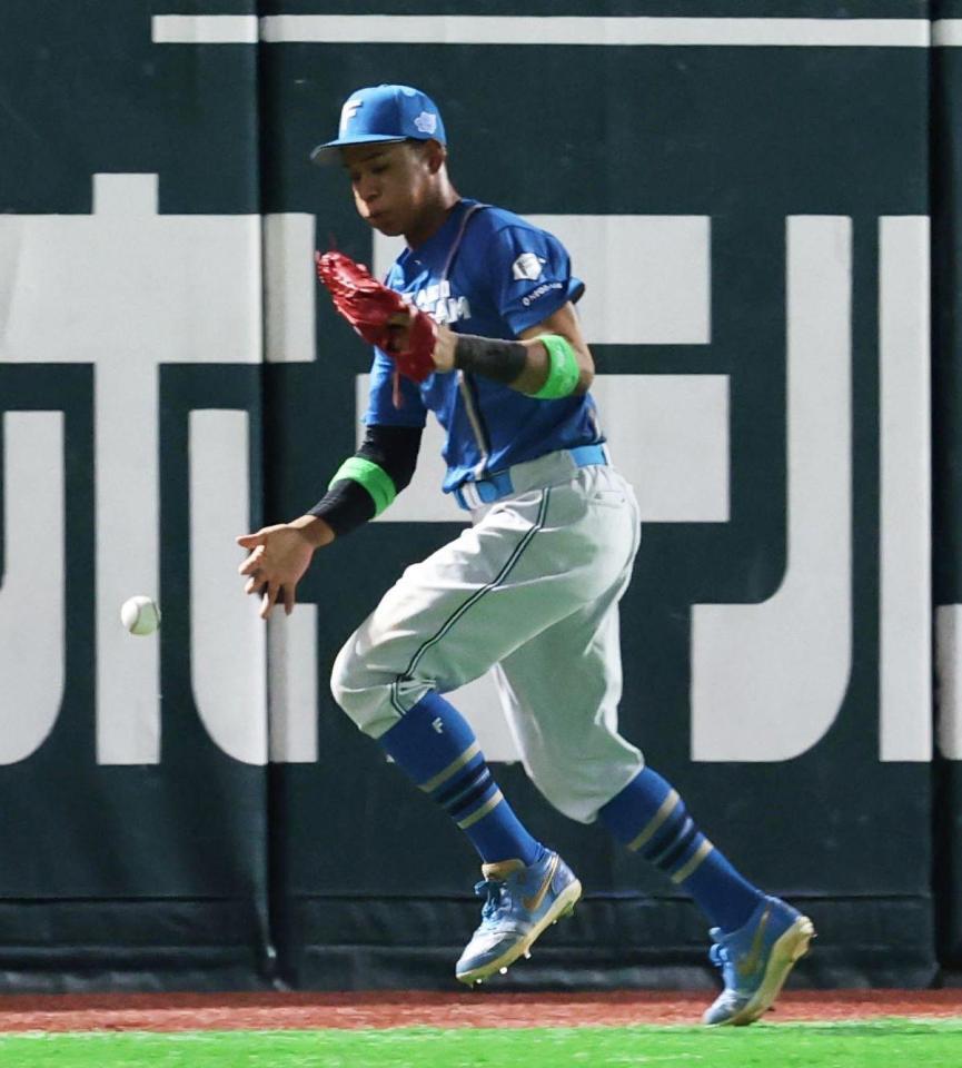 　２回、山川の打球を落球する万波